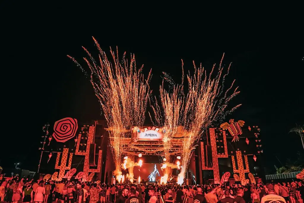Durante apresentações, o público conferiu shows pirotécnicos no ritmo das músicas