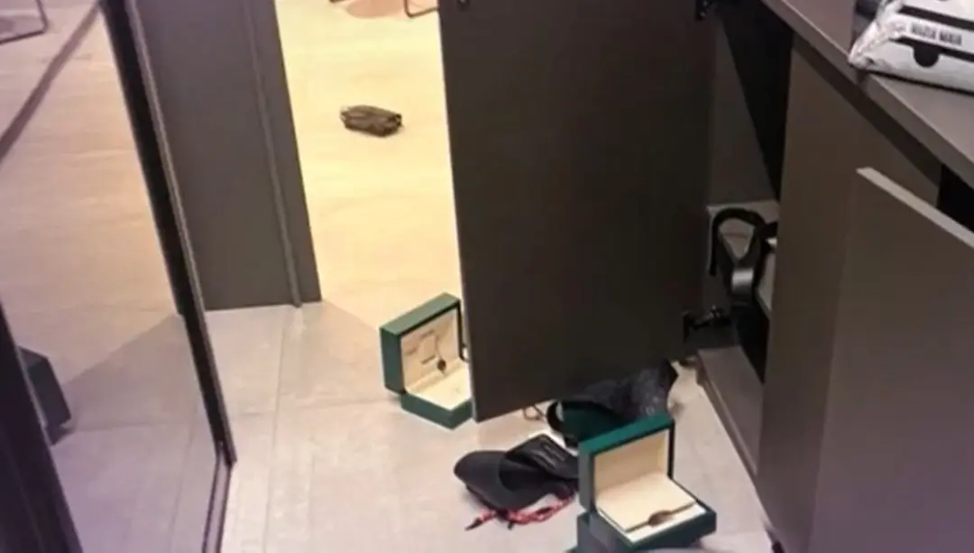 Armário revirado após roubo em apartamento de carlinhos maia