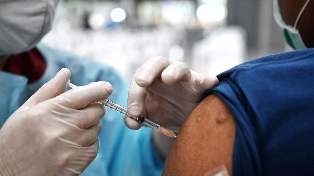 Pessoa recebendo vacina contra a Covid-19
