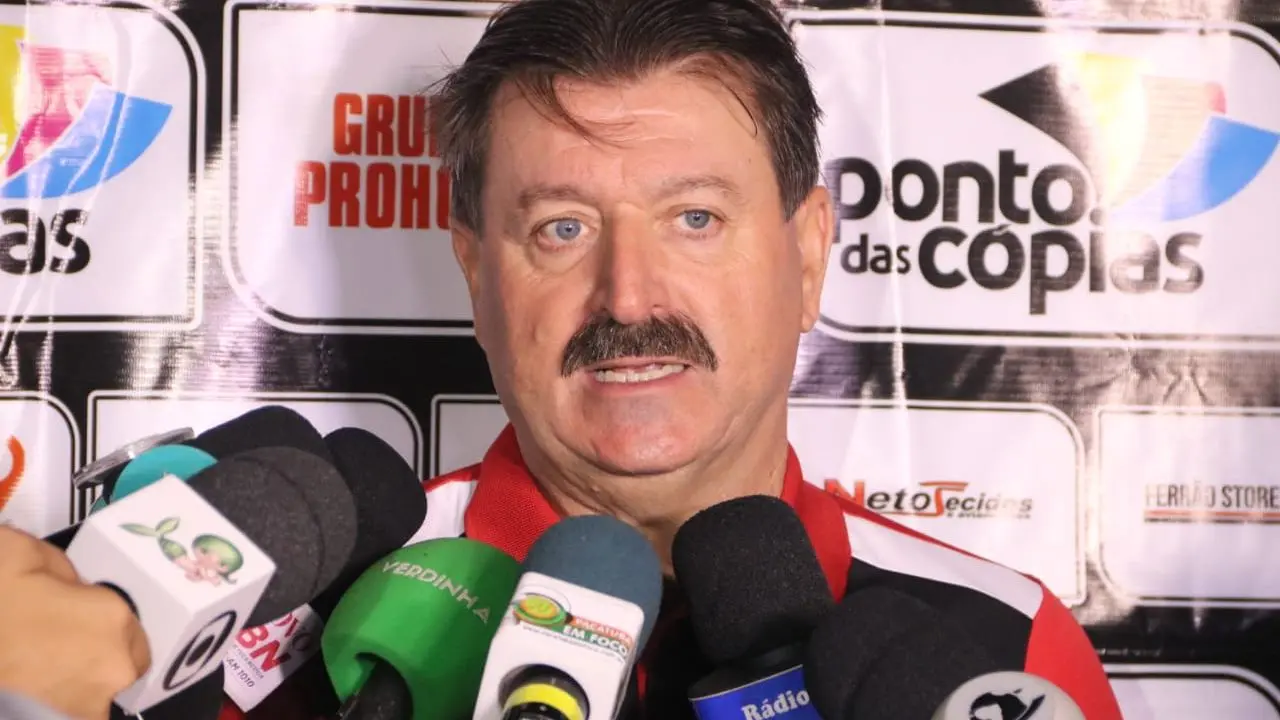 Imagem mostra homem durante coletiva de imprensa