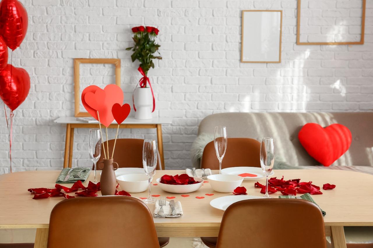 Mesa de jantar romântico com pétalas de rosa