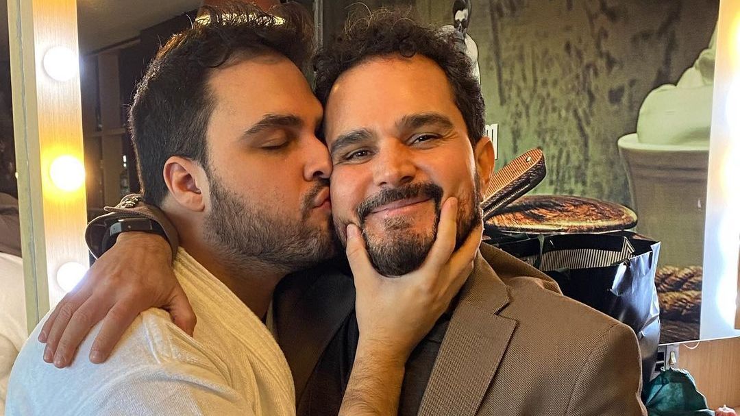 Nathan Camargo beijando bochecha do pai Luciano Camargo