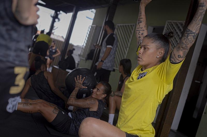 Imagem mostra mulheres em academia