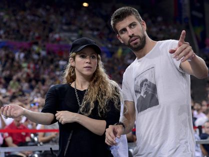O zagueiro do FC Barcelona, ​​Gerard Piqué (D), e sua esposa, a cantora colombiana Shakira, participam da partida das quartas de final do Campeonato Mundial de Basquete da FIBA ​​de 2014