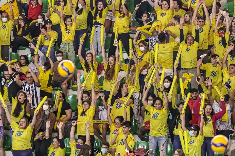 Imagem mostra torcedores em arquibancada