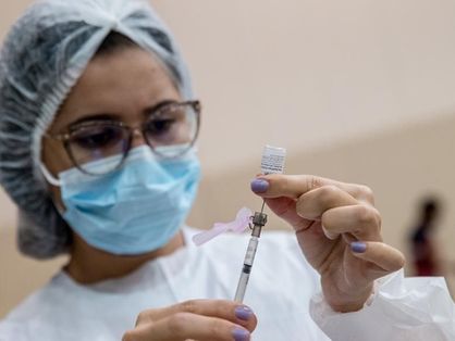 profissional de saúde preparando aplicação de vacina contra a covid 19 em fortaleza