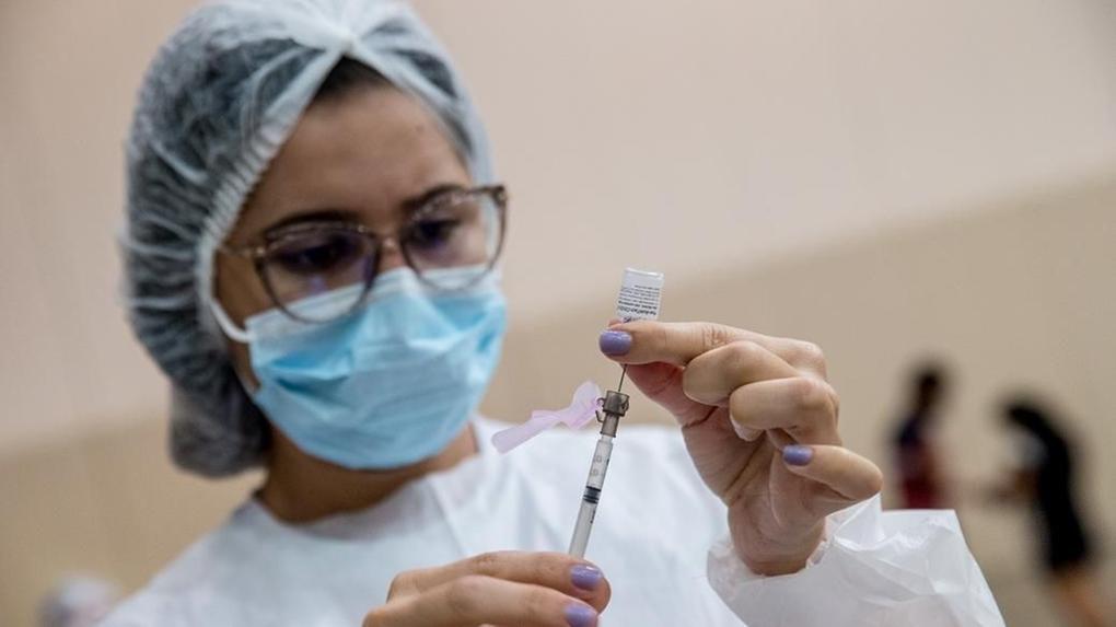 profissional de saúde preparando aplicação de vacina contra a covid 19 em fortaleza