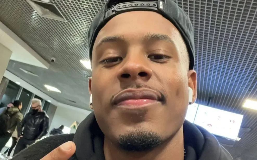 Paulo André, do BBB 22, em aeroporto