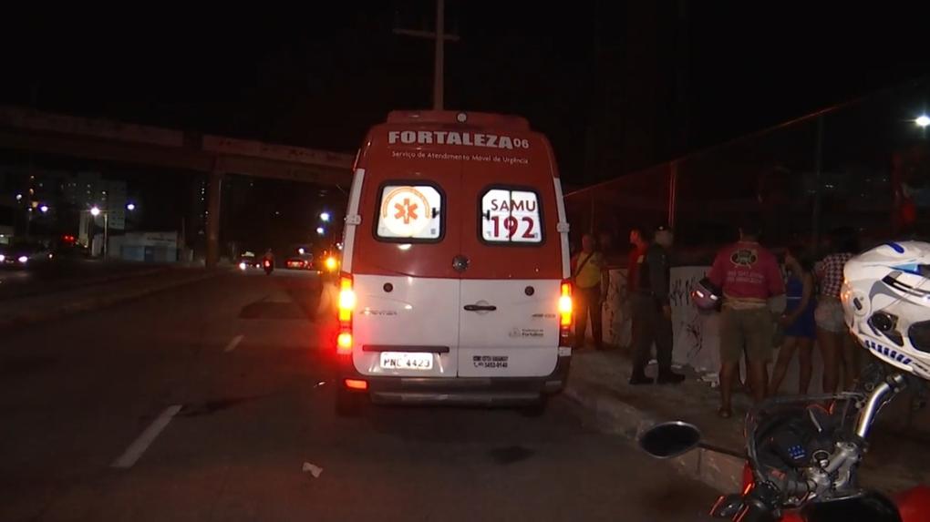 ambulância do samu no local de atropelamento por VLT