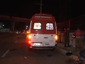 ambulância do samu no local de atropelamento por VLT