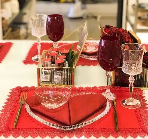 Itens de decoração em tons amarelados e vermelhos