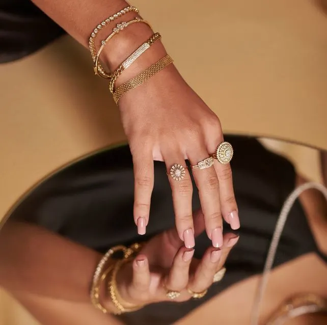 Loja oferece pulseiras de brilhantes; bracelete espaçado; corrente com cravação e até anéis com lapidações de diamantes
