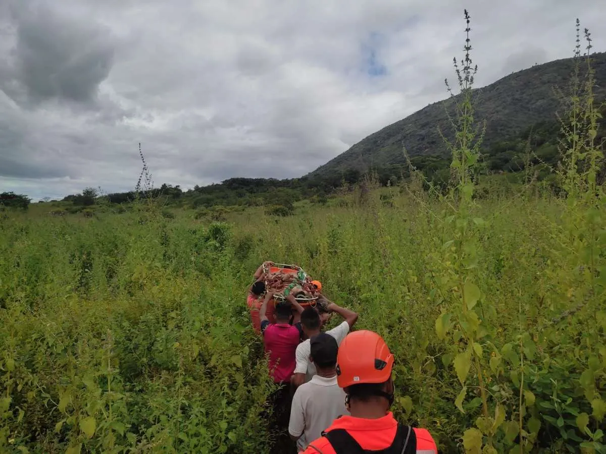 Amigos e familiares da vítima ajudaram oficiais no traslado da maca até a ambulância