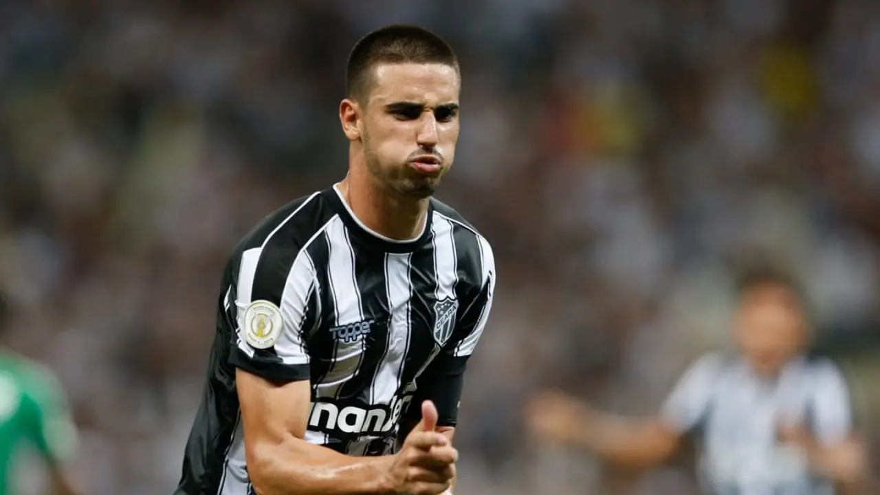 Imagem mostra jogador de futebol