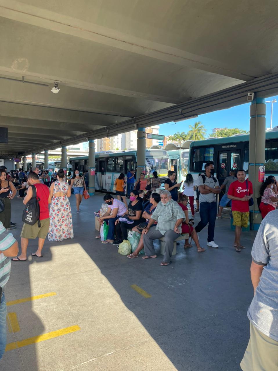 Passageiros aguardam o fim das paralisações no Terminal do Papicu na tarde desta quarta-feira (8).