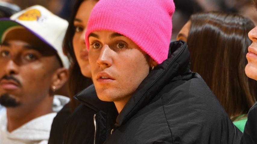 Cantor Justin Bieber assiste ao jogo do Phoenix Suns contra o Los Angeles Lakers em 22 de outubro