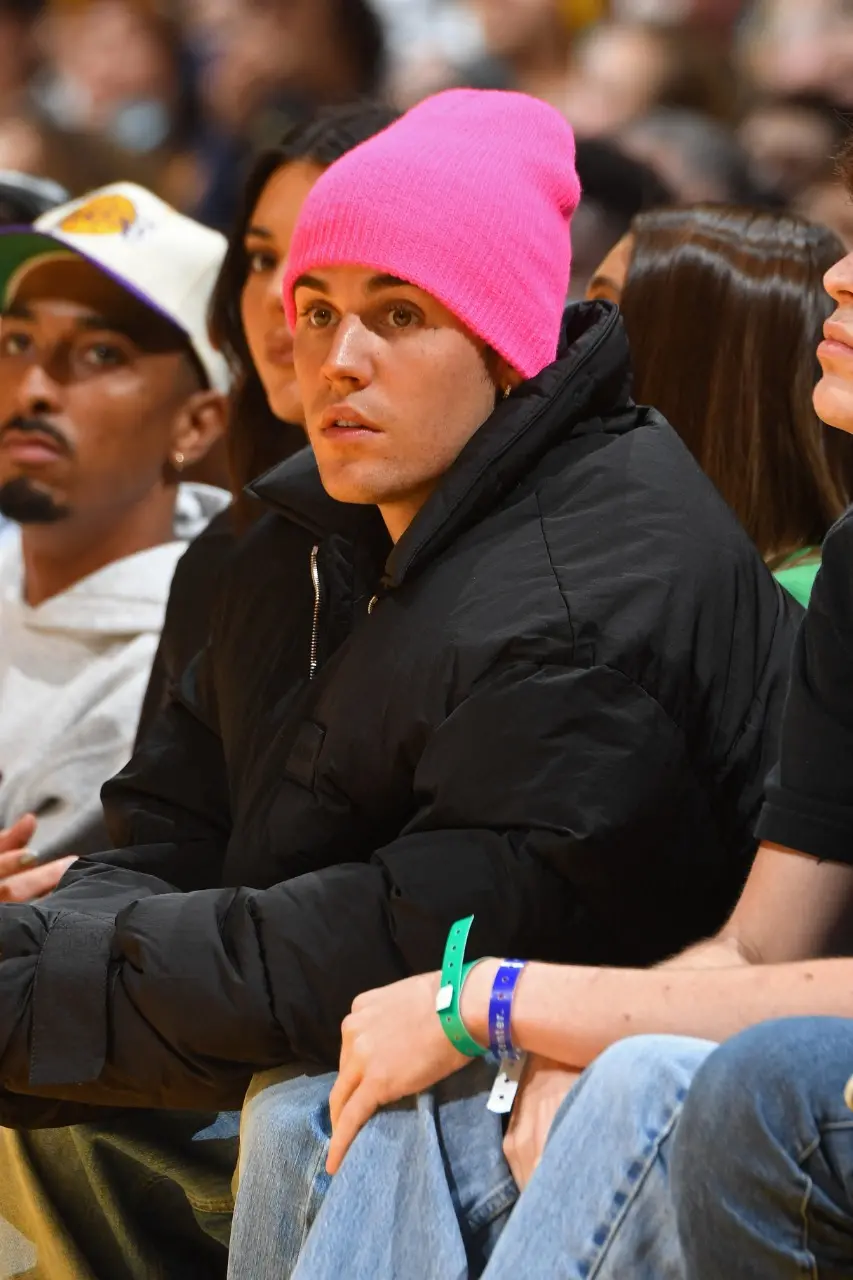 Cantor Justin Bieber assiste ao jogo do Phoenix Suns contra o Los Angeles Lakers em 22 de outubro