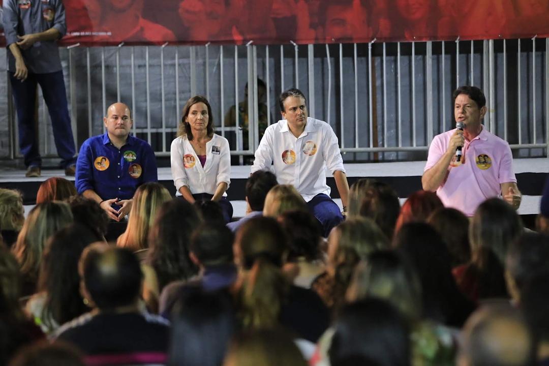 Na campanha de 2018, Cid discursa sob olhar de Camilo Santana, Izolda Cela e Roberto Cláudio