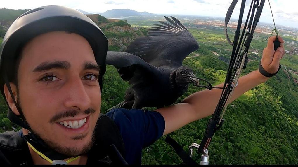 O instrutor de kitesurfe Ricardo e a ave Urú sobrevoando a Serra da Aratanha.