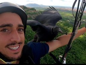 O instrutor de kitesurfe Ricardo e a ave Urú sobrevoando a Serra da Aratanha.