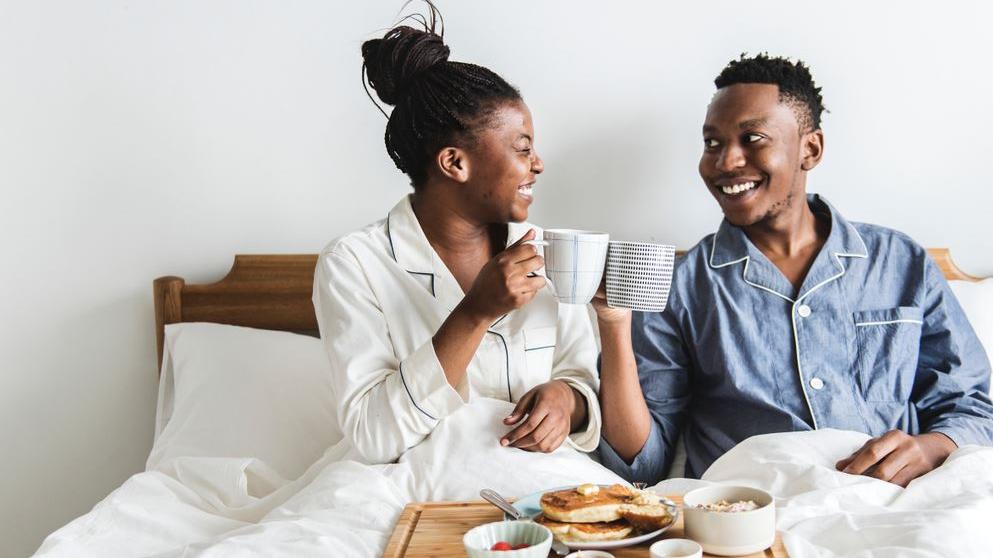 Dia dos Namorados: casal tomando café da manhã na cama