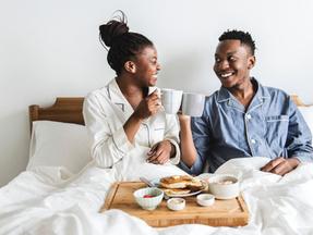 Dia dos Namorados: casal tomando café da manhã na cama