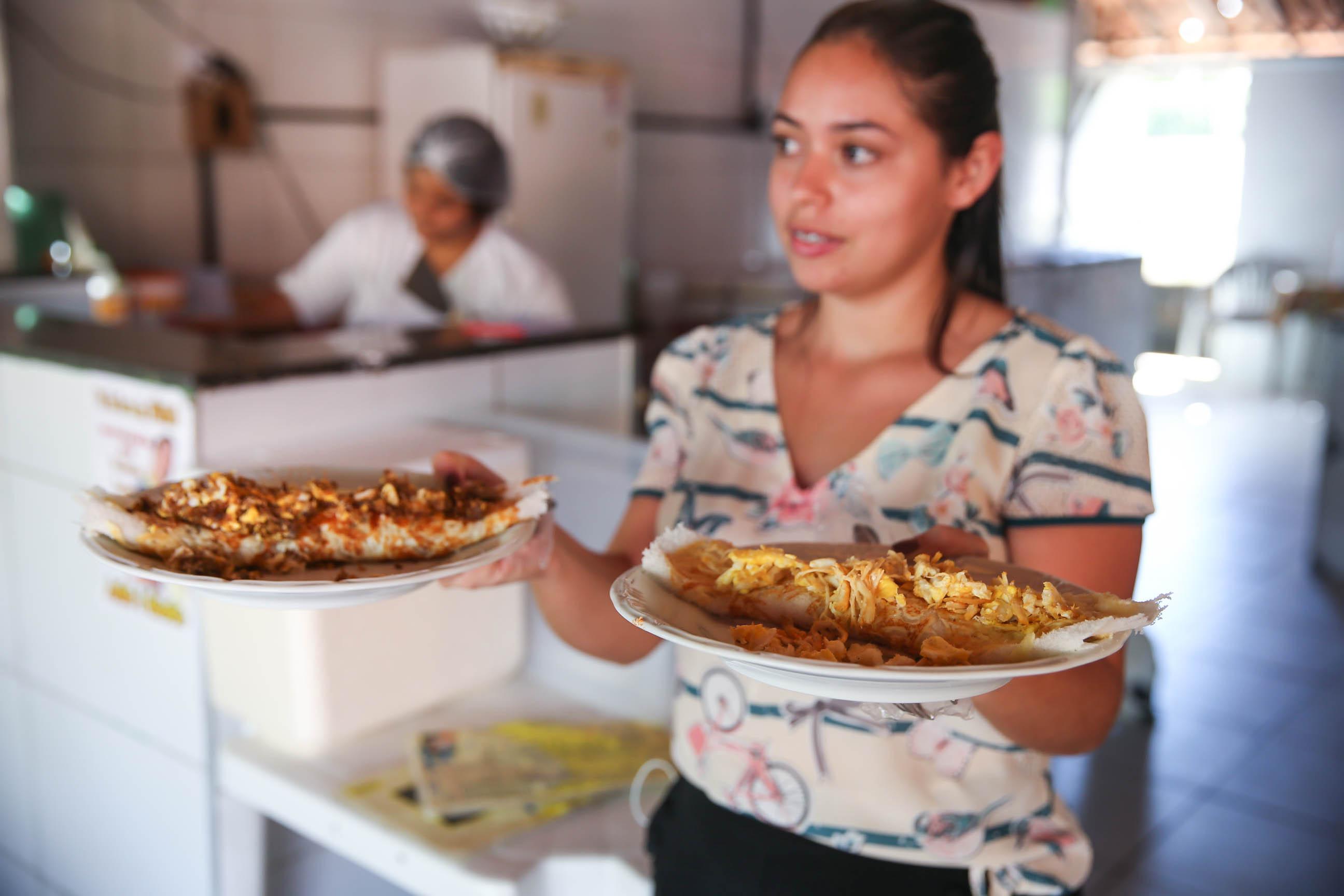 Mulher oferece tapioca recheada no Centro das Tapioqueiras