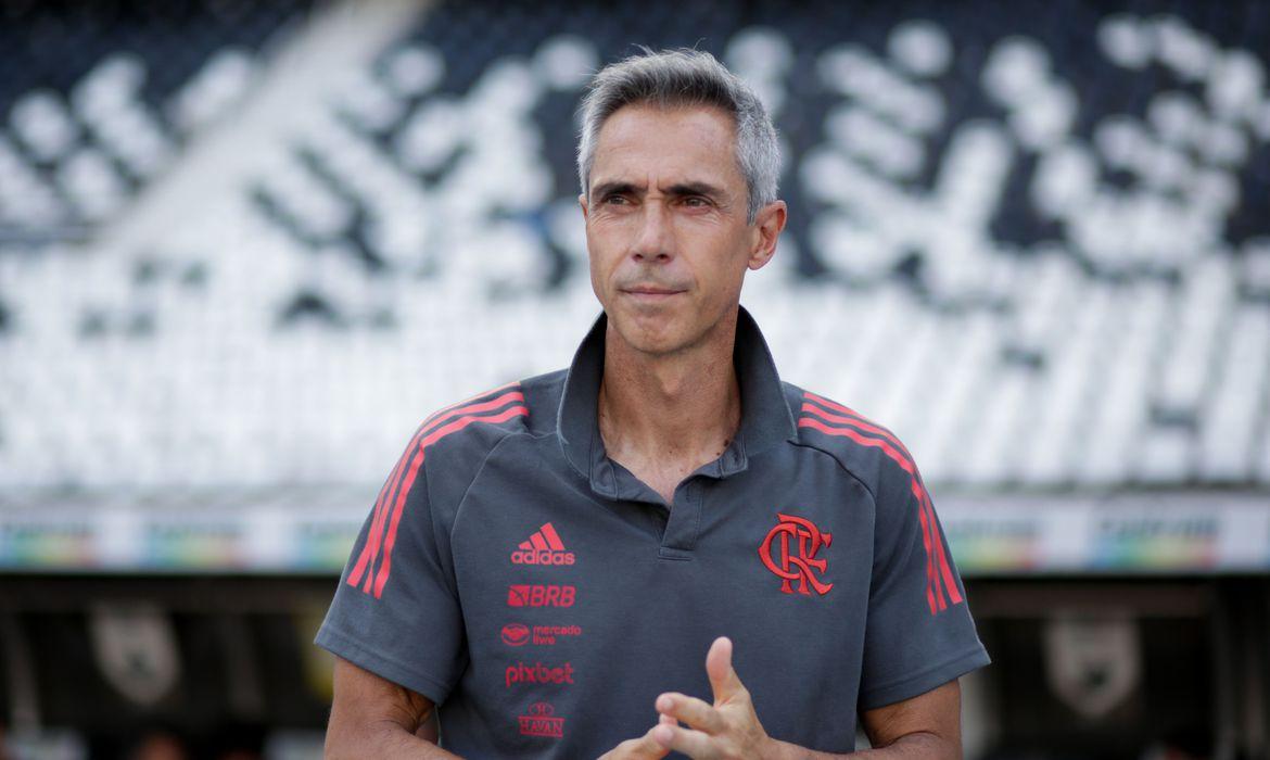 Paulo Sousa com semblante sério em treino do Flamengo