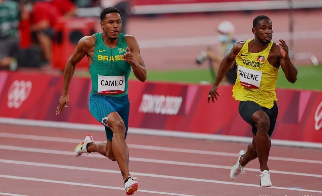 Imagem mostra dois homens correndo em pista