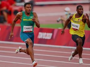 Imagem mostra dois homens correndo em pista