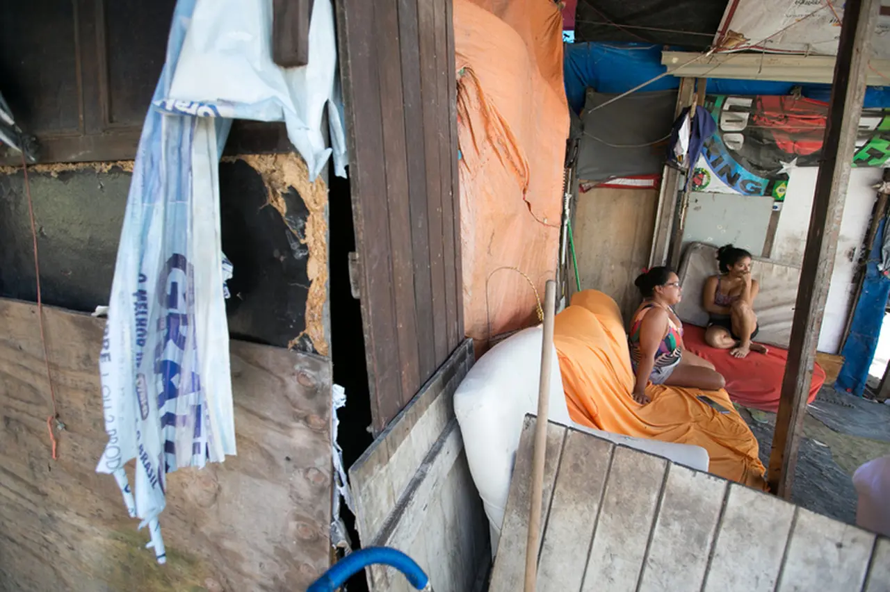 Flávia em sofá com a filha