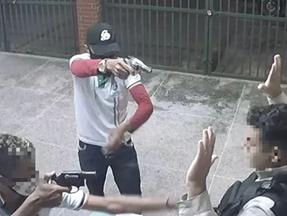 assaltantes apontando arma para vigilante em escola no ceará