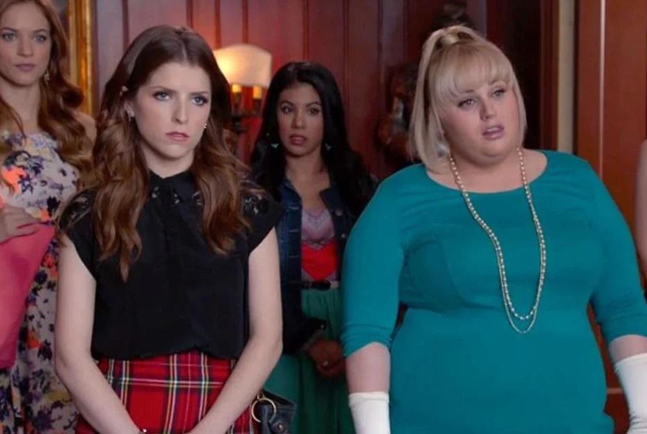 As personagens Beca (Anna Kendrick), à esquerda, e Amy (Rebel Wilson), à direita, no filme 'A Escolha Perfeita'.