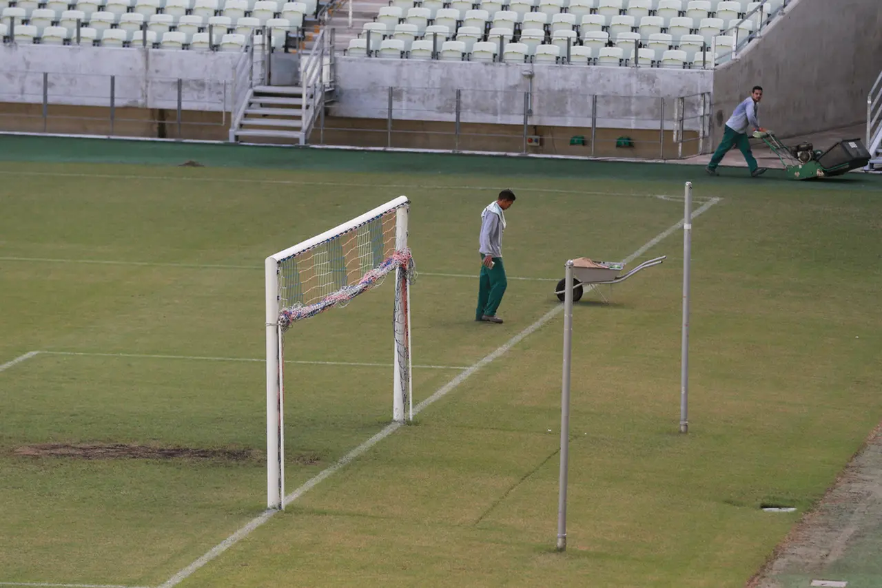 Funcionário faz vistoria no gramado da Arena Castelão