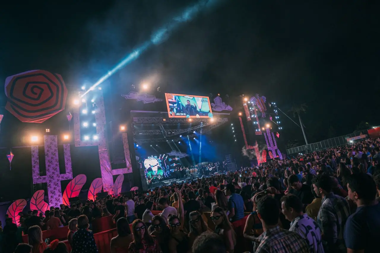 palco do vybbe junina em foto noturna