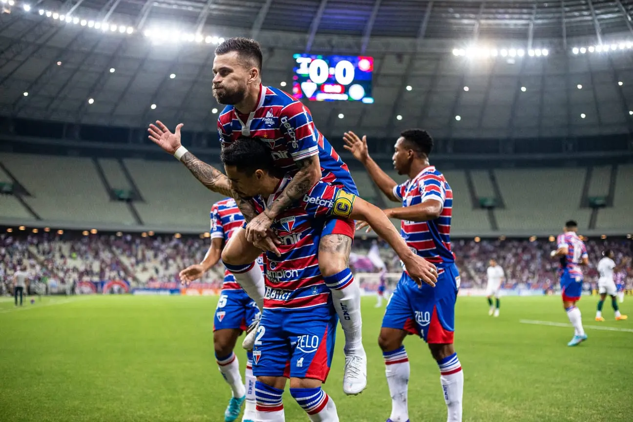 Yago Pikachu comemora com elenco o gol marcado contra o Goiás nesta quinta-feira (9) pela Série A