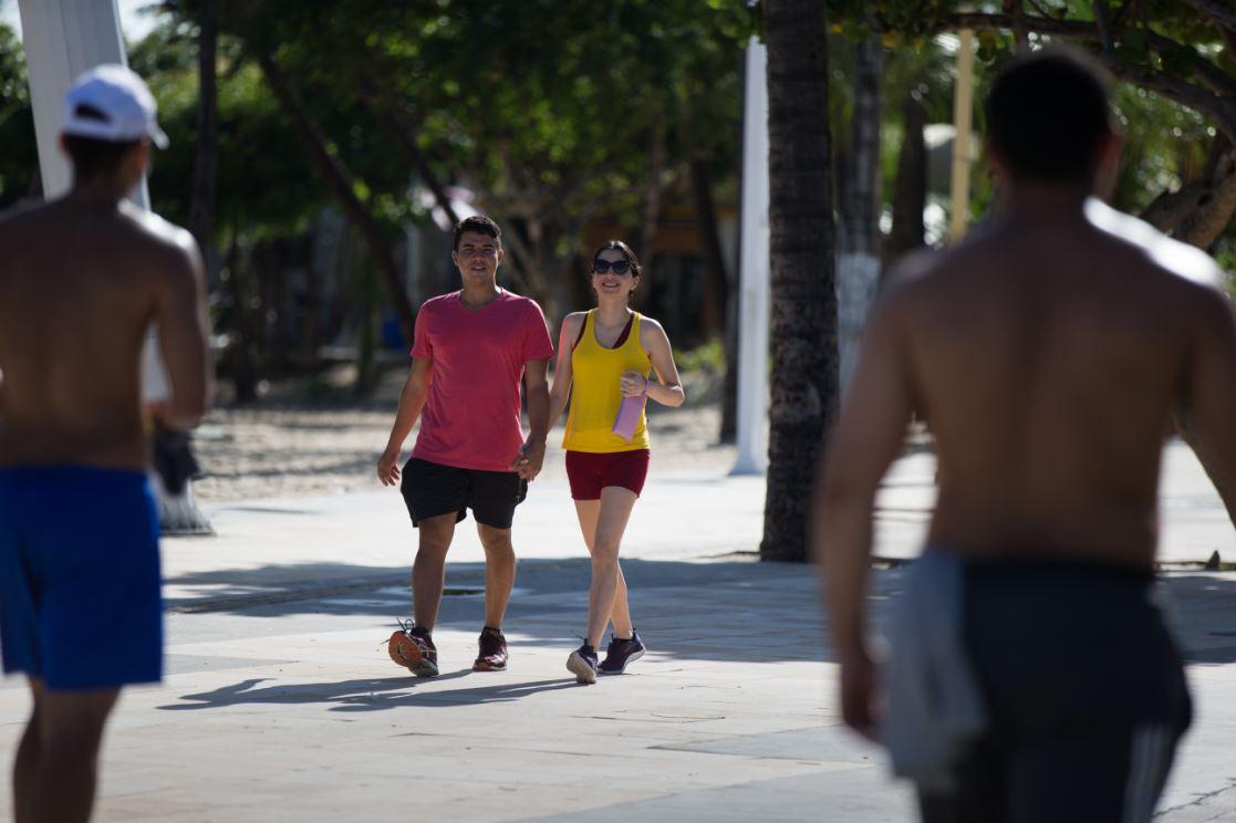 Casal caminhando na nova Beira Mar de Fortaleza