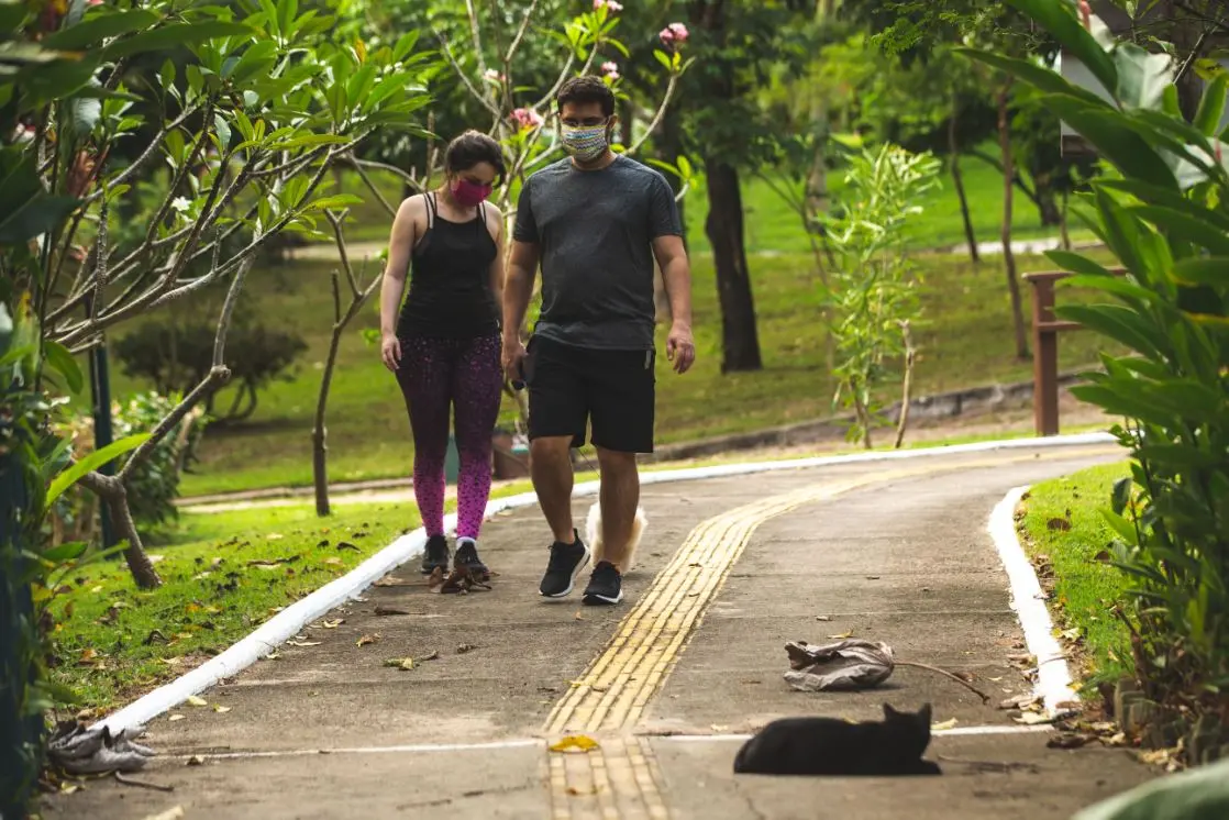 Casal caminhando no Parque do Cocó, em Fortaleza