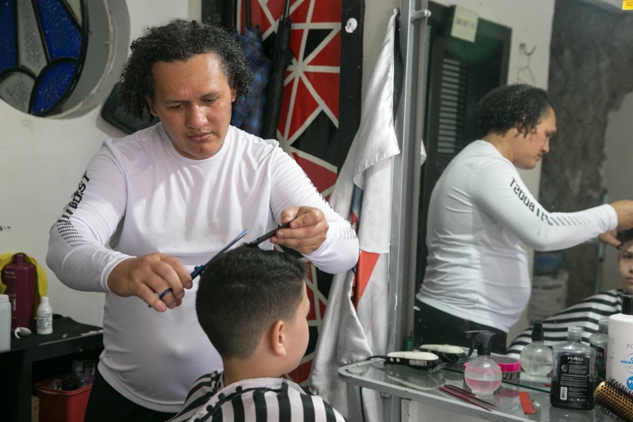 Profissional corta o cabelo de uma criança