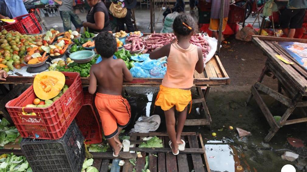 Crianças trabalhando em feira livre no Ceará