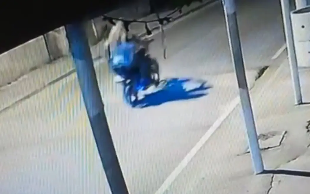 Imagem de câmera de segurança mostra Aline Borel como passageira na motocicleta de um dos suspeitos do crime.