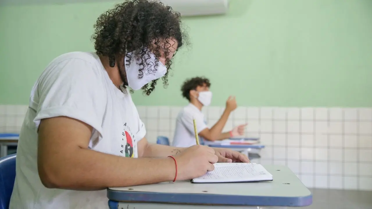 Estudantes com máscara facial na sala de aula