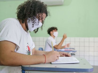 Estudantes com máscara facial na sala de aula