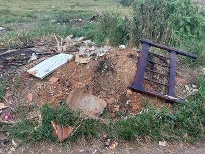 restos de objetos jogados em lixo próximo de casa onde corpo de adolescente foi encontrado