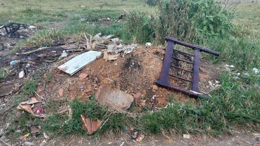 restos de objetos jogados em lixo próximo de casa onde corpo de adolescente foi encontrado
