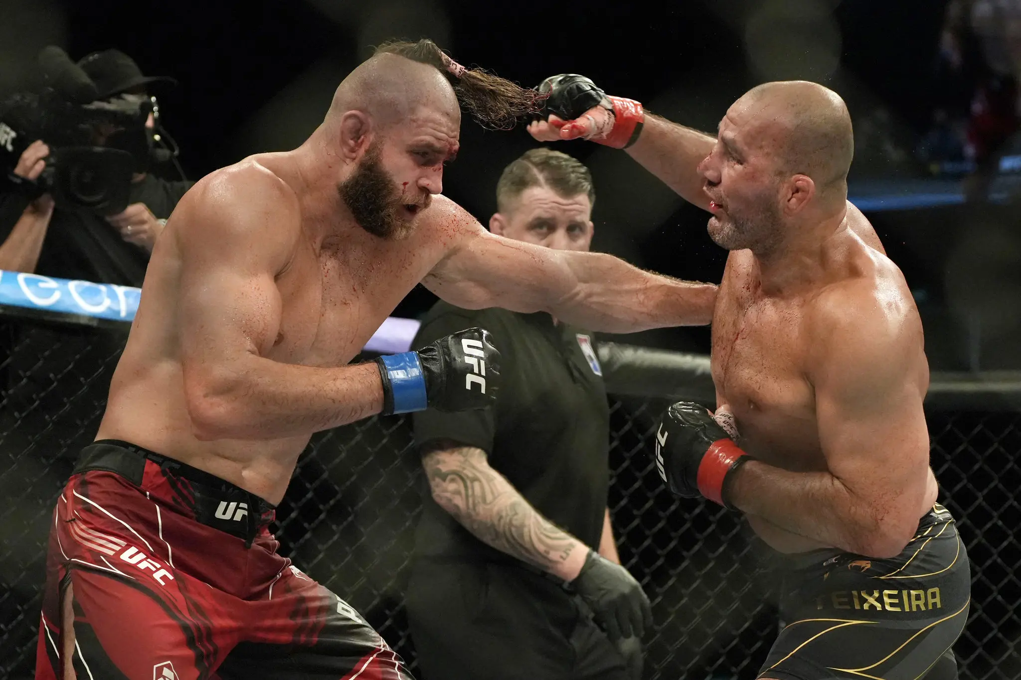 Brasileiro Glover Teixeira fez uma bola luta mas sucumbiu nos minutos finais
