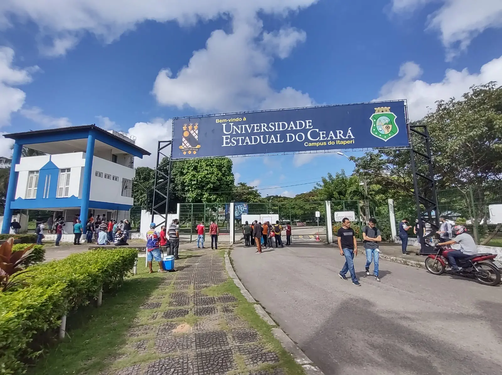 pessoa escrevendo em um concurso