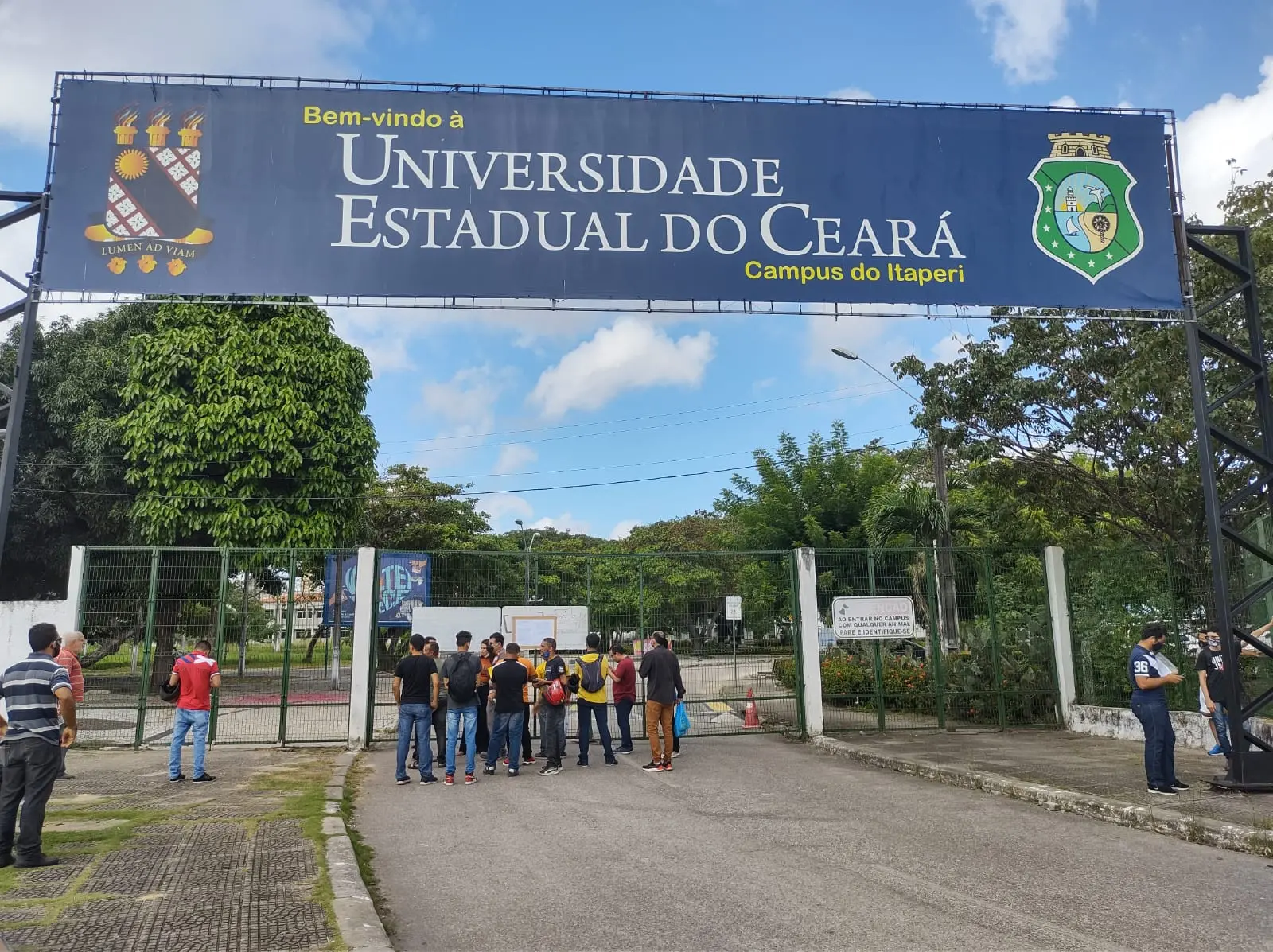 Candidatos no portão da UECE
