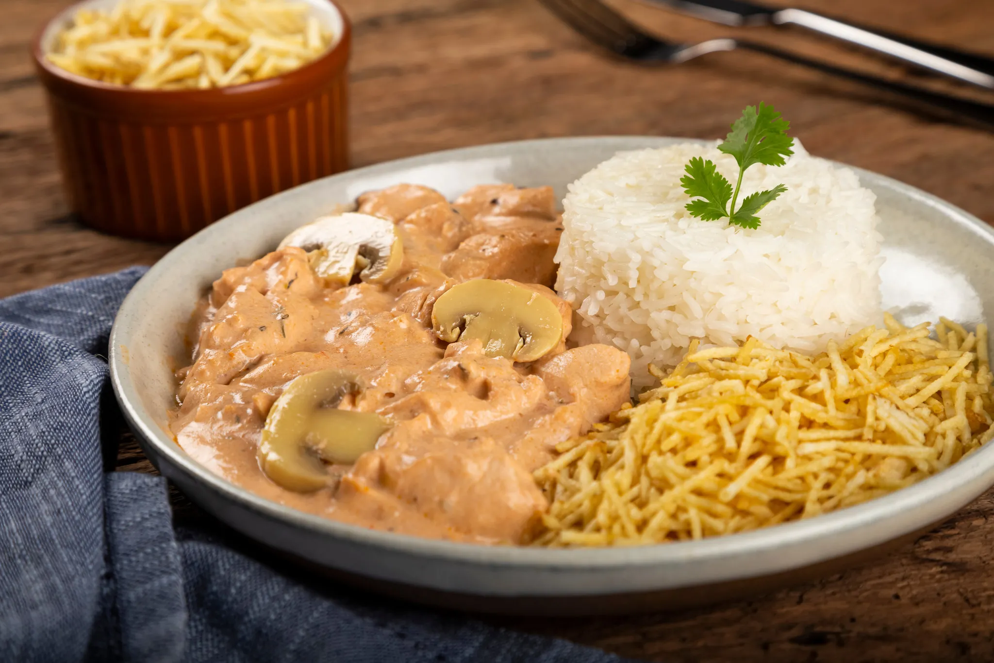 O prato é tradicionalmente feito com carne bovina, mas outras carnes também podem ser usadas, como é o caso do salmão