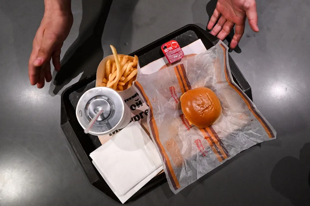 Cardápio precisou ser adaptado para não fazer referência ao McDonald's.
